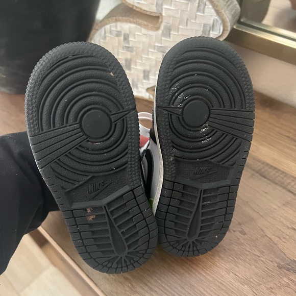 Kids Jordan’s - Picture 5 of 7